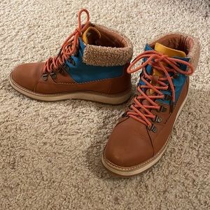 Toms Mesa Boots in size 7
